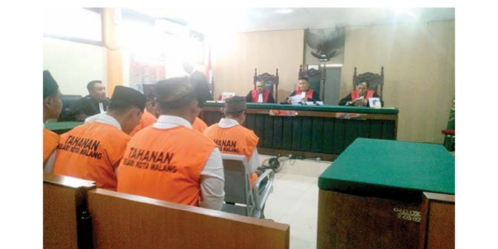 LEBIH RINGAN: Delapan terdakwa pabrik narkoba mendengar pembacaan putusan di PN Malang, kemarin. (PENGADILAN NEGERI MALANG FOR RADAR MALANG)