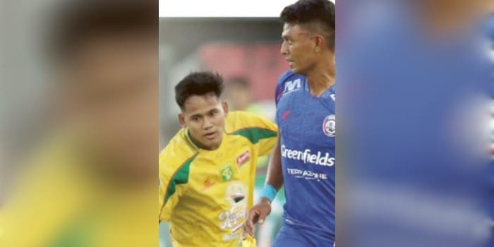 SULIT BERANJAK: Dedik Setiawan (kanan) berhasil melewati gelandang Persebaya Toni Firmansyah dalam laga BRI Liga 1 pekan ke-30 di Stadion Kapten I Wayan Dipta, kemarin.