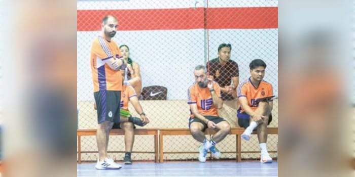 PUAS: Pelatih Kepala Unggul FC Malang Joao Almeida (kiri) memantau internal game tim di Unggul Sports Center, Sabtu lalu (26/4).