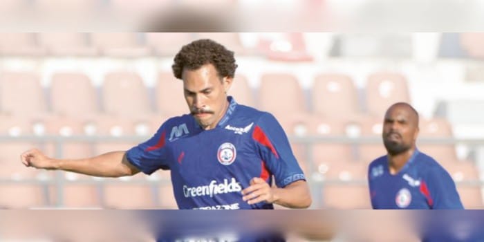 HARUS MENEPI: Pablo Oliveira berusaha melepaskan umpan dalam laga melawan Persebaya Surabaya di Stadion Kapten I Wayan Dipta, Gianyar, kemarin.