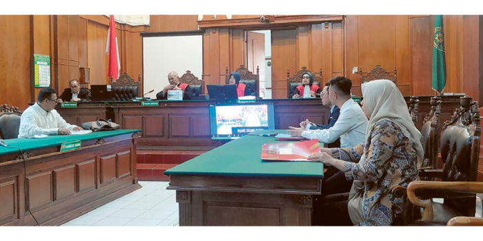 SENGKETA: Pihak PT indah Logistik dan CV indah Cargo dan Travel Malang mengikuti sidang terkait perkara sengketa merek di Pengadilan Niaga Surabaya kemarin (28/4). Kedua pihak mengeklaim punya legalit