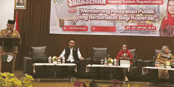 Bupati Malang H M. Sanusi (kiri) memberikan sambutan pada sarasehan Koperasi Wanita (Kopwan) di Grand Kanjuruhan kemarin (28/4) (Indah Mei Yunita/radar kanjuruhan).