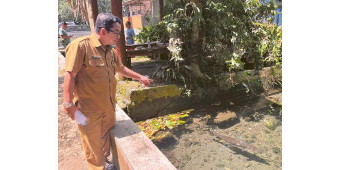 Staf Dinas Perikanan Kabupaten Malang meninjau kondisi ikan alligator dan arapaima di Telaga Polaman, Kelurahan Kalirejo, Kecamatan Lawang (NAHDIATUL AFFANDIAH/RADAR KANJURUHAN).