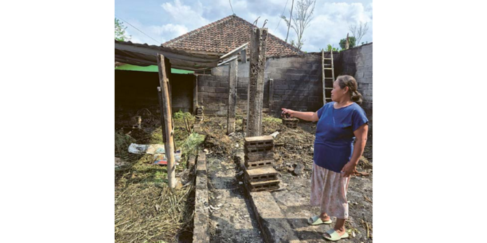 Suparti, 50, warga Desa Petungsewu, Kecamatan Dau menunjukkan kondisi kandangnya yang hangus terbakar kemarin (28/4) (AKHMAD RIYADH/RADAR MALANG).