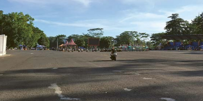 Area parkir di depan tribun VIP Stadion Kanjuruhan, Desa Kedungpedaringan, Kecamatan Kepanjen bakal digunakan untuk sirkuit balap motor Poprov IX Jatim (BIYAN MUDZAKY HANINDITO / RADAR KANJURUHAN).
