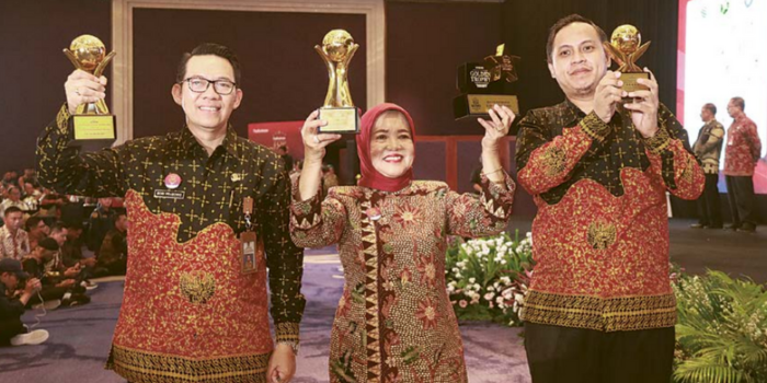 Wakil Bupati Malang didampingi Plt Direktur RSUD Kanjuruhan dr Bobi Prabowo SpEm KEC M Biomed menerima penghargaan di Hotel Reffles, Kuningan, Jakarta Selatan (RSUD KANJURUHAN FOR RADAR KANJURUHAN).