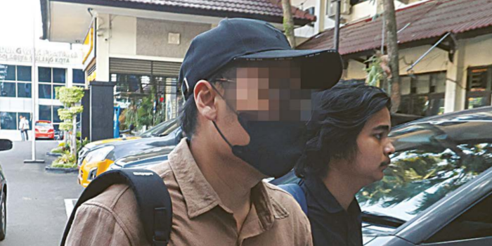 MASIH SAKSI: Dokter AYSP berjalan menuju ruang Satreskrim Polresta Malang Kota untuk menjalani pemeriksaan terkait dugaan pelecehan seksual terhadap perempuan berinisial QAR kemarin (29/4).