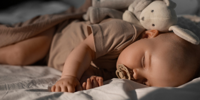 Ilustrasi anak yang sedang tidur dan melakukan sleep training (pch.freepik)