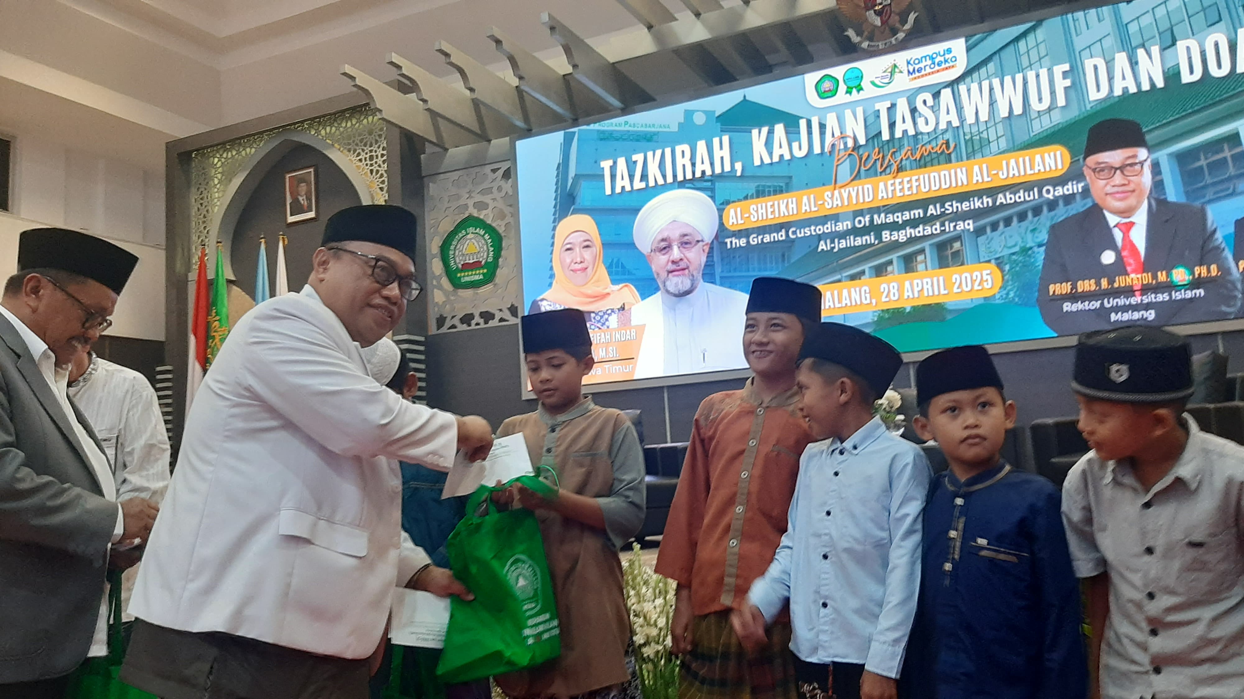 BERBAGI: Unisma juga memberikan sejumlah santunan.