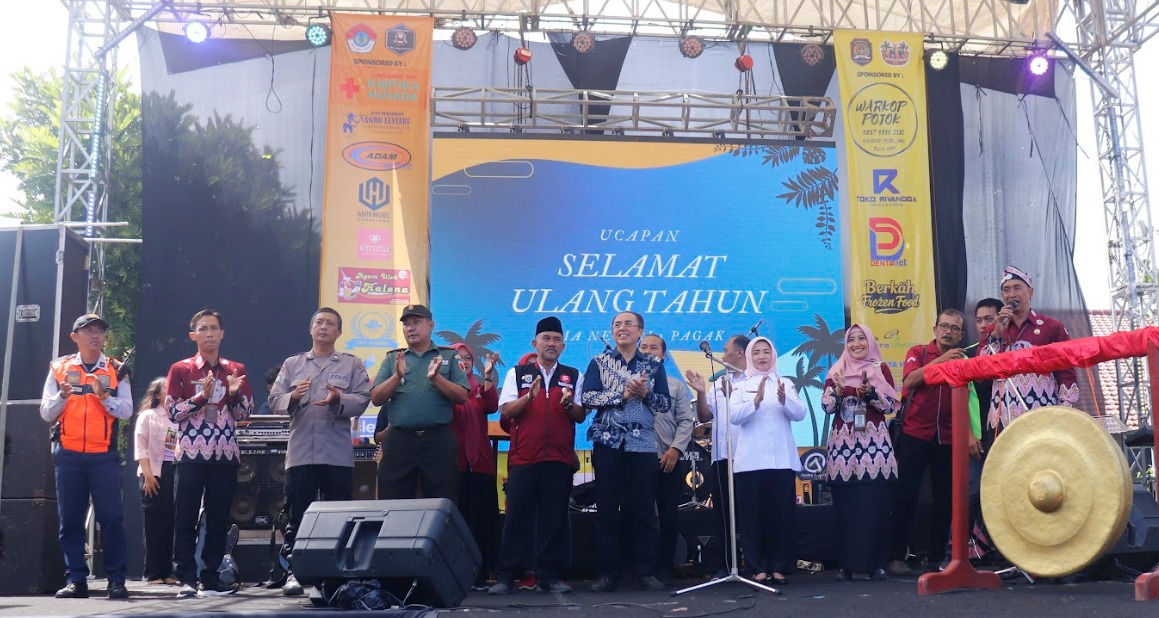 MERIAH : Wakil Bupati Malang Dra Hj Lathifah Shohib (baju putih) didampingi Kepala Sekolah Iyut Meinarni ST dalam Gebyar Cakasana ke-41 SMAN 1 Pagak, Rabu (23/4).