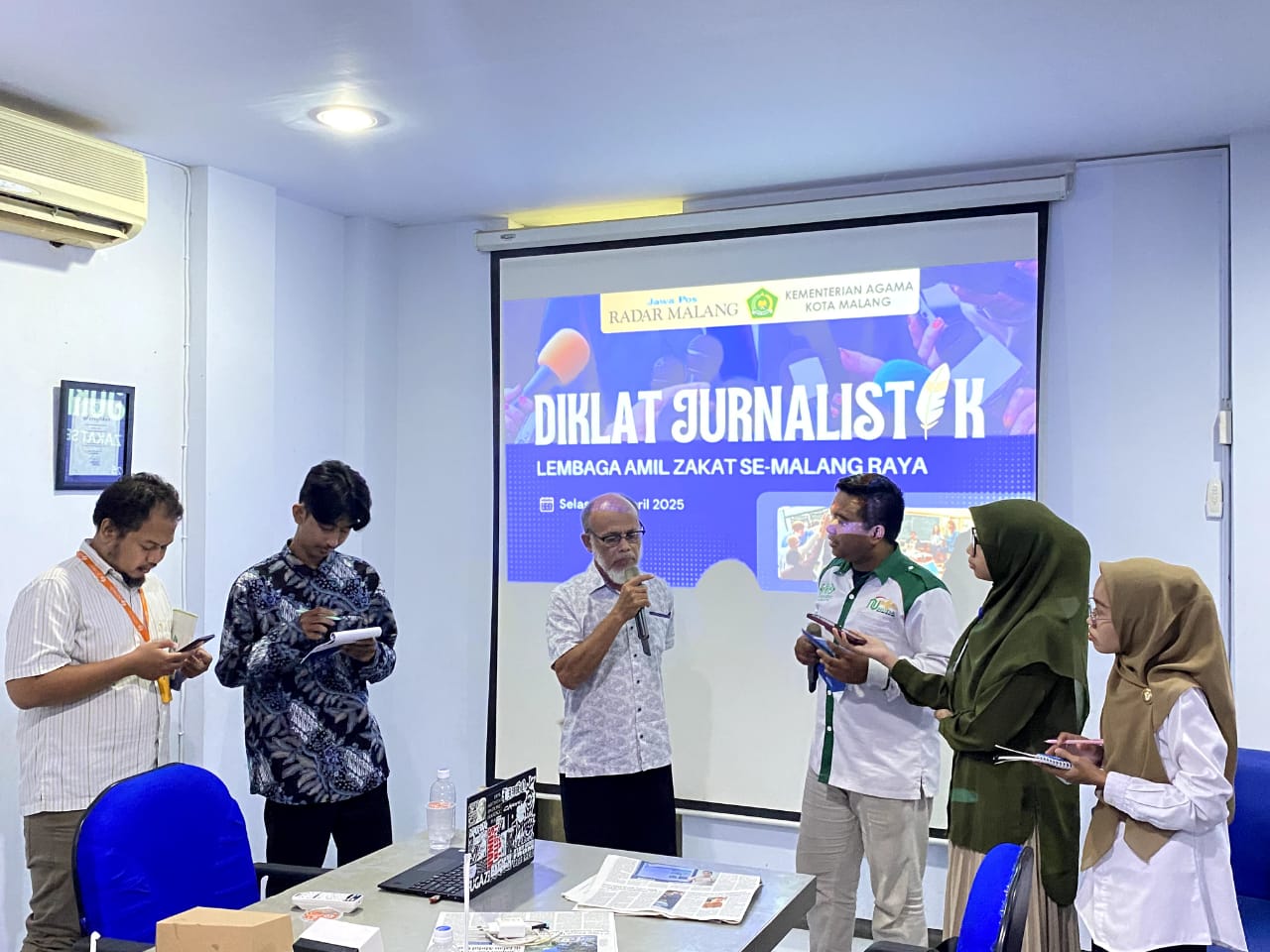 FOKUS : Kelompok Garuda mempresentasikan hasil wawancaranya saat Diklat Jurnalistik Lembaga Amil Zakat (LAZ), Selasa (29/4).