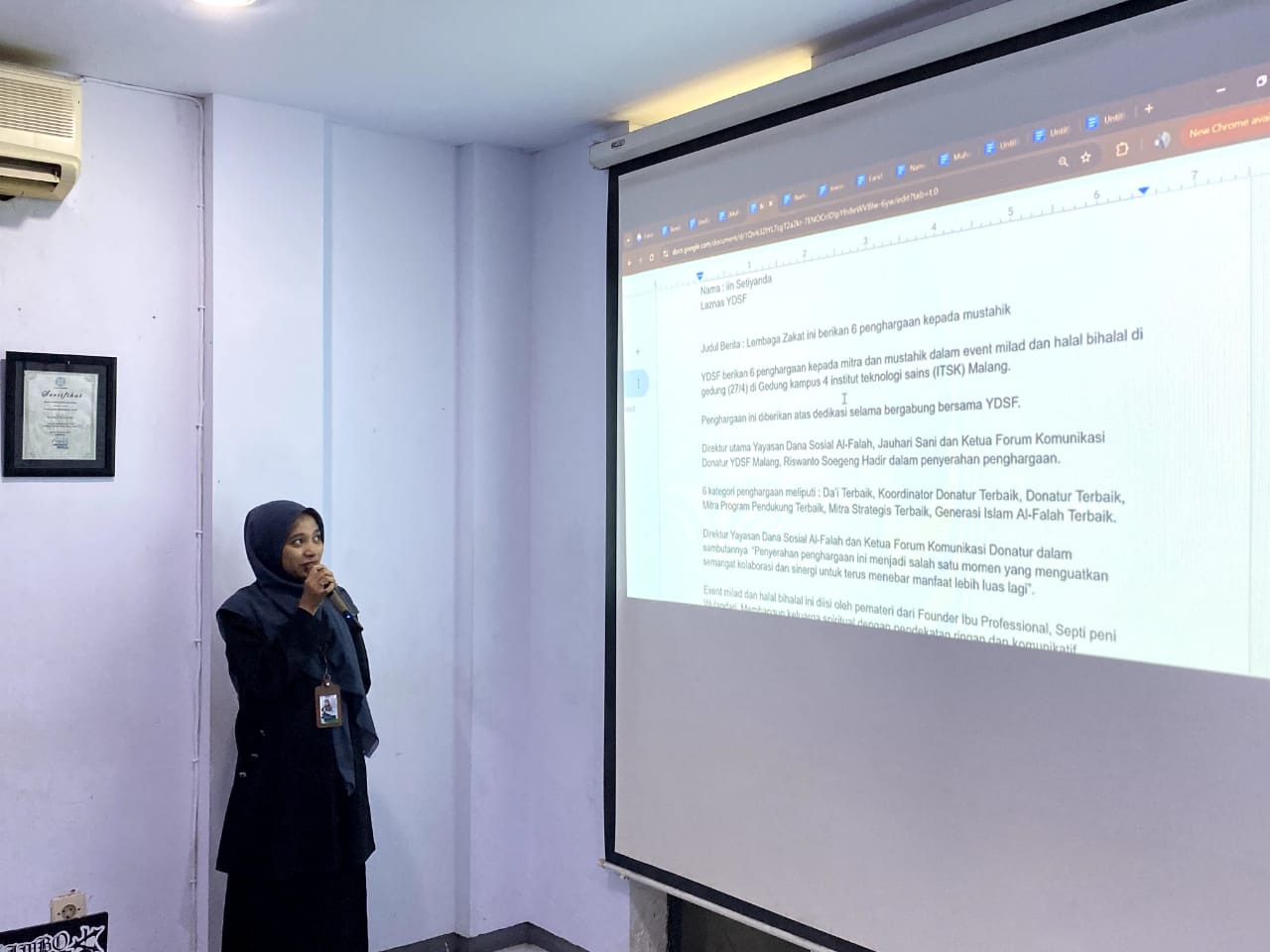 PELOPOR LITERASI: Peserta dari YDSF Malang Iin Setiyanda membacakan hasil berita yang dibuatnya dan menjadi salah satu karya terbaik saat Diklat Jurnalistik LAZ.