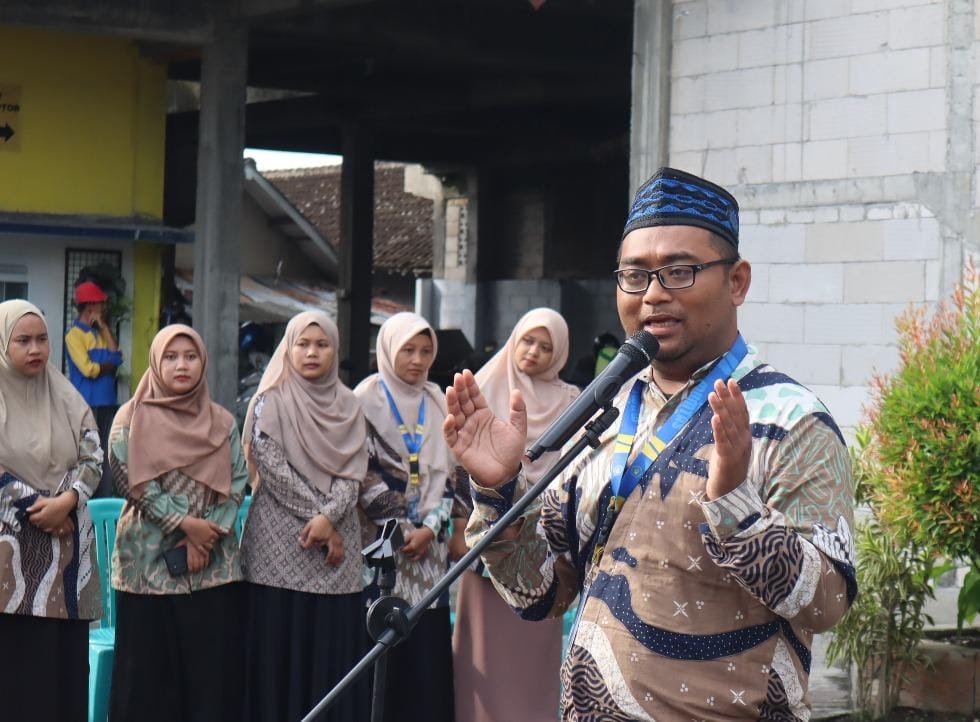 &lrm;BERI APRESIASI: Kepala SD Muhammadiyah 3 Assalaam, Syai&rsquo;in Kodir.