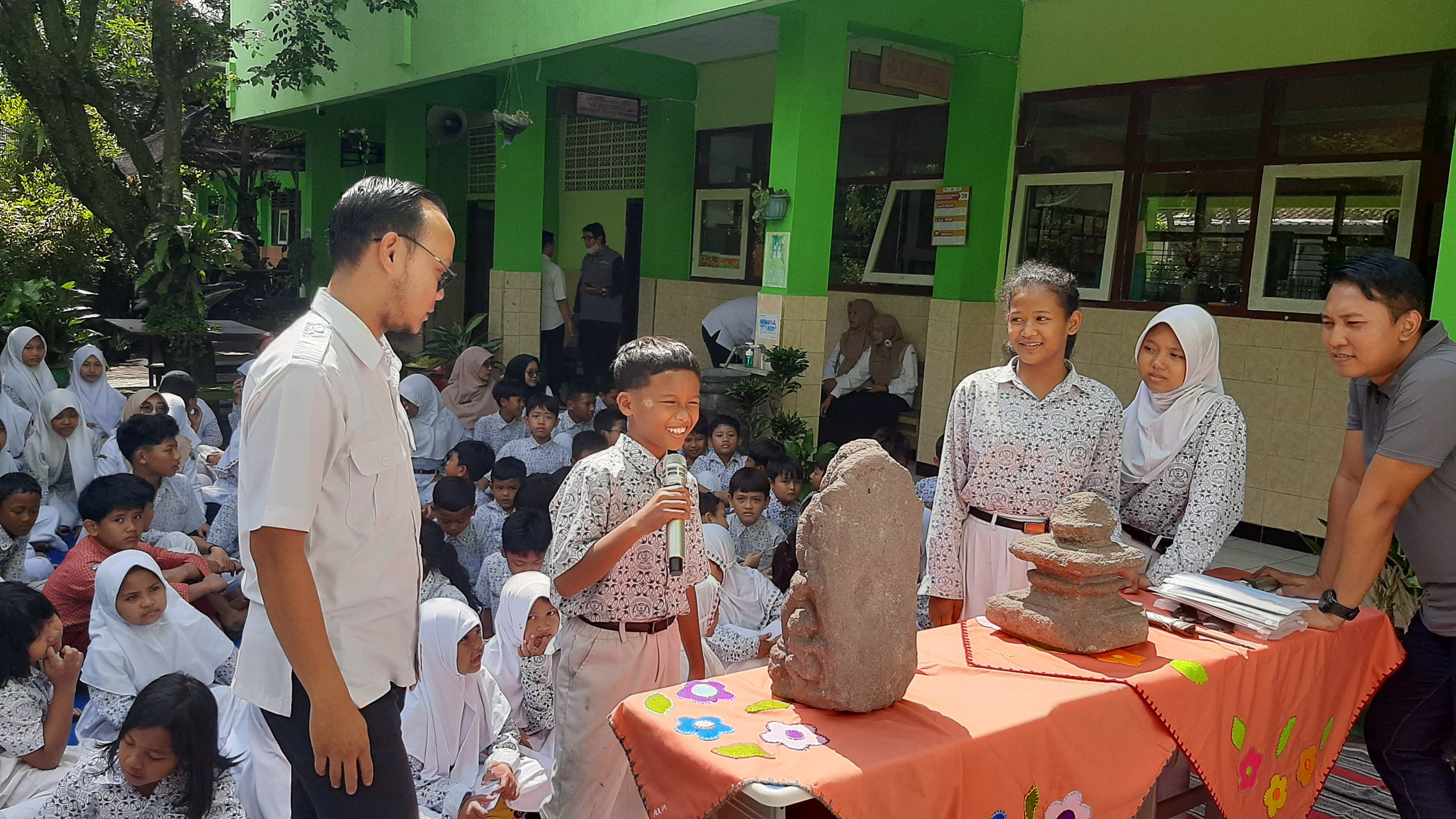 SERU: Siswa SDN Pisang Candi 4 antusias mengikuti program museum keliling yang dijalankan Disdikbud Kota Malang kemarin.