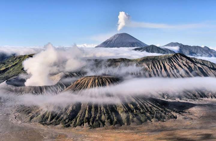 Gunung Semeru tampak jauh. (Daniel Molloy)