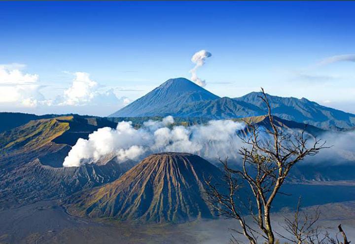 Gunung Semeru tampak jauh. (Wahyu Widianto)