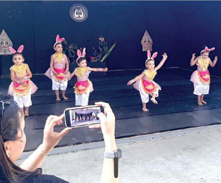 ANTUSIAS TINGGI: Penari anak-anak unjuk kebolehan di panggung Dewan  Kesenian Malang (DKM), kemarin sore (29/4). (DUROTUL KARIMAH / RADAR MALANG)