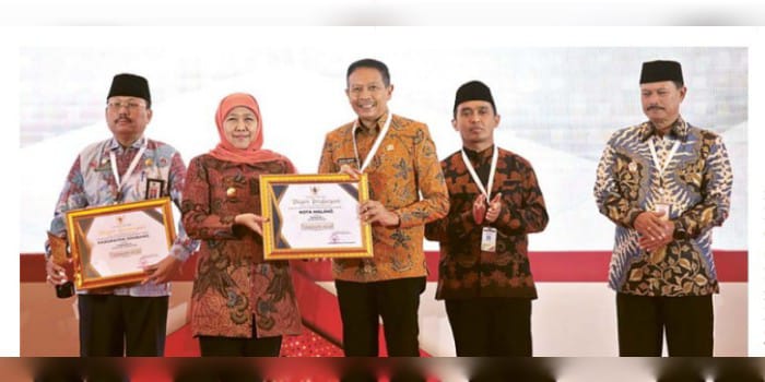 MEMBANGGAKAN: Wali Kota Malang Wahyu Hidayat menerima penghargaan Pembangunan Daerah Terbaik Kategori Kota Se-Jatim dari Gubernur Khofifah Indar Parawansa kemarin (29/4).