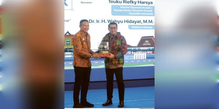 APRESIASI: Wali Kota Malang Wahyu Hidayat (kiri) memberikan cenderamata kepada Menekraf Teuku Riefky Harsya di MCC kemarin.