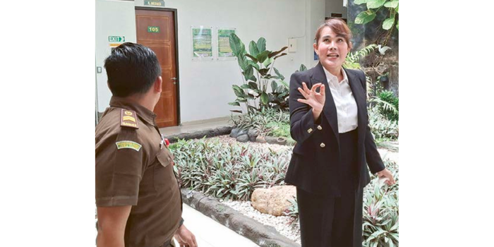 TERDAKWA: Selebgram adrena Isa Zega menuju ruang sidang di Pengadilan Negeri (PN) Kepanjen kemarin (29/4).