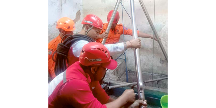GANGGUAN JIWA: Personel dari PMI, BPBd, polisi dan TNI menyelamatkan korban sumur dengan kedalaman 15 meter kemarin.