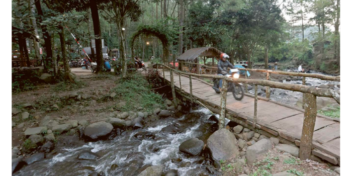 DESTINASI: Para wisatawan bersantai di tenda dan sebagian menikmati kesejukan air sungai di area Bumi Perkemahan Bedengan, desa Selorejo, Kecamatan dau kemarin.