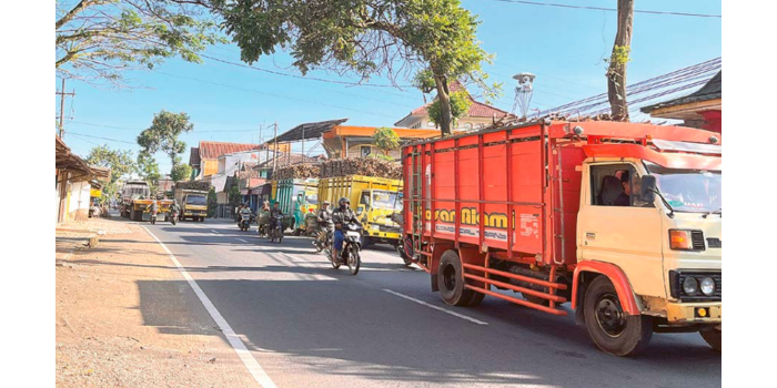 RAWAN MACET: deretan truk bermuatan tebu melintasi Jalan raya Pakisaji menuju Kebonagung kemarin (29/4).