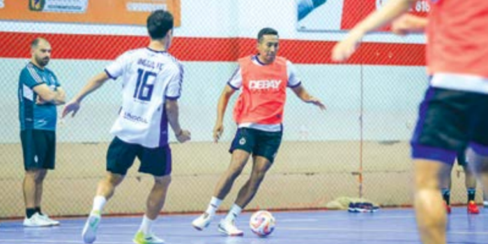 TINGKATKAN PERFORMA: Kapten Unggul FC Malang Ikhsani Fajar (tengah) menggiring bola dalam sesi latihan di Unggul Sports Center (UNGGUL FC MALANG FOR RADAR MALANG).