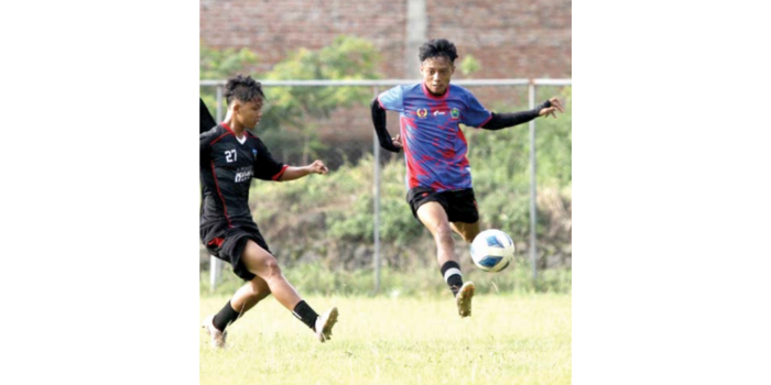 Pemain Tim Sepak Bola Putra Kota Malang (kanan) berusaha mengontrol bola dalam laga uji coba melawan Tim Porprov Kota Kediri, pekan lalu (TIM SEPAK BOLA PORPROV KOTA MALANG FOR RADAR MALANG).
