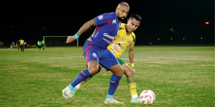 Dalberto Luan Belo (kiri) dikawal ketat pemain Persebaya Ardi Idrus dalam laga BRI Liga 1 pekan Ke29 di Stadion Kapten I Wayan Dipta, Senin lalu (28/4) (MIFTAHUDDIN MUSTOFA HALIM / RADAR BALI).