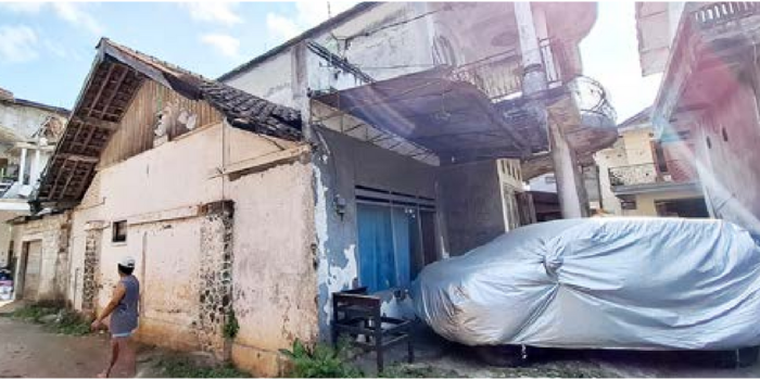 JADI AREA PERMUKIMAN: Bekas bangunan Stasiun Dampit hanya terlihat di bagian atap dan temboknya.