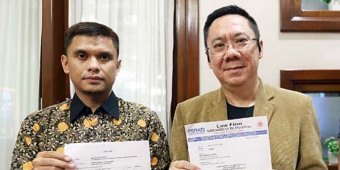 TUNGGU RESPONS: Pengacara Gunadi Handoko (kanan) menunjukkan surat somasi yang dilayangkan ke Perusahaan AMS, kemarin.
