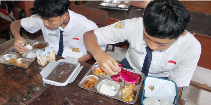LANCAR: Siswa SMPN 6 Malang menikmati menu Makan Bergizi Gratis (MBG) yang dikirim dari Satuan Pelayanan Pemenuhan Gizi (SPPG) LP Ma&rsquo;arif NU, Selasa lalu (29/4).