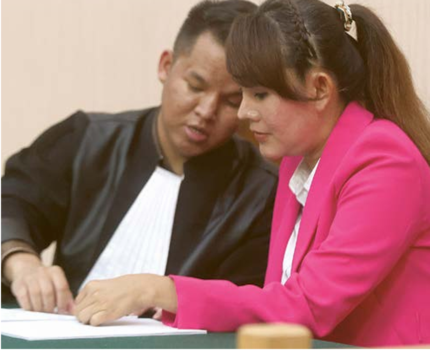 SIDANG TUNTUTAN: Selebgram adrena Isa Zega (kanan) berdiskusi dengan kuasa hukumnya di PN Kepanjen kemarin (30/4). (DARMONO / RADAR MALANG)