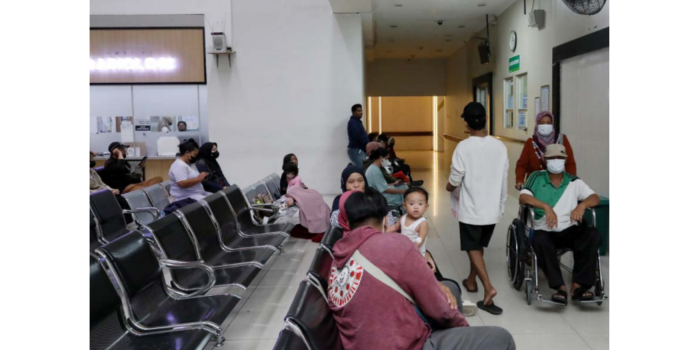 ANTRE: Pasien memadati ruang tunggu RSUD dr Mohamad Soewandhie kemarin. Selama tiga bulan, RSUD dr Mohamad Soewandhie menangani 8.414 pasien diabetes melitus. (PUGUH SUJIATMIKO/JAWA POS)