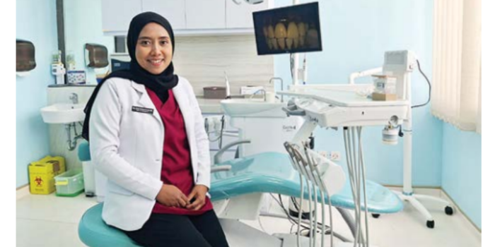 LAYANAN PRIMA: Dokter Spesialis Kesehatan Gigi Anak RSU Brimedika  drg Ajeng Poerborani SpKGA di ruang poliklinik kemarin. (NABILA AMELIA/RADAR MALANG)