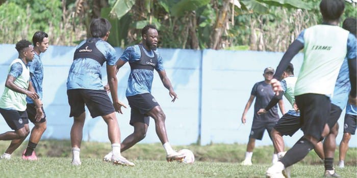 PINCANG: Charles Lokolingoy (tengah) berusaha menggiring bola dalam sesi latihan di ARG Soccer Field, kemarin. Penyerangan asal Australia itu diharapkan jadi sumber gol tim