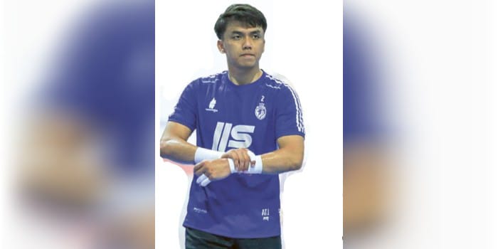 LATIHAN KHUSUS: Kiper Unggul FC Malang Andri Tenri Juang menuntaskan sesi latihan di Unggul Sports Center, Selasa lalu (29/4).