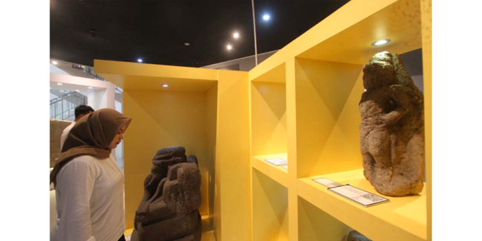 MAKIN DIMINATI: Salah satu pengunjung melihat koleksi arca di Museum Mpu Purwa, kemarin. Angka kunjungan di sana terus meningkat dalam dua tahun terakhir.