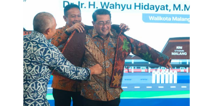 DAPAT DUKUNGAN: Wali Kota Malang Wahyu Hidayat memakaikan jaket produksi UMKM lokal kepada Menteri Pariwisata dan Ekonomi Kreatif RI Teuku Riefky Harsya di Malang Creative Center (MCC), Selasa (29/4).