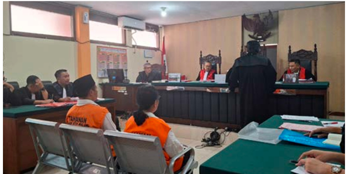 PASAL BERLAPIS: Dua terdakwa kasus tindak pidana perdagangan orang (TPPO) menjalani sidang perdana di Pengadilan Negeri (PN), Malang, kemarin