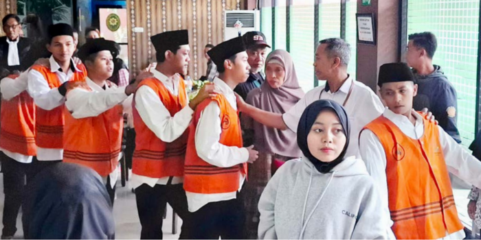 BELUM TUNTAS: Enam pesilat PSHT yang menjadi terdakwa kasus meninggalnya Alfin Syafiq Ananta berjalan keluar Pengadilan Negeri Kepanjen setelah menjalani sidang pembacaan putusan pada 28 April lalu.