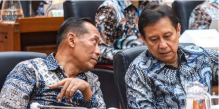 DISOROT: Menkes RI Budi Gunadi Sadikin (kanan) berdiskusi dengan Wamenristekdikti RI Prof Dr Fauzan MPd dalam rapat bersama Komisi IX DPR RI terkait pengaduan perundungan pada PPDS di Jakarta.