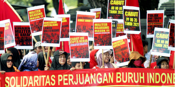 MAY DAY: Massa yang terdiri dari buruh dan kelompok masyarakat lainnya tiba di depan gedung DPRD Kota Malang setelah melakukan long march dari Stadion Gajayana kemarin (1/5).