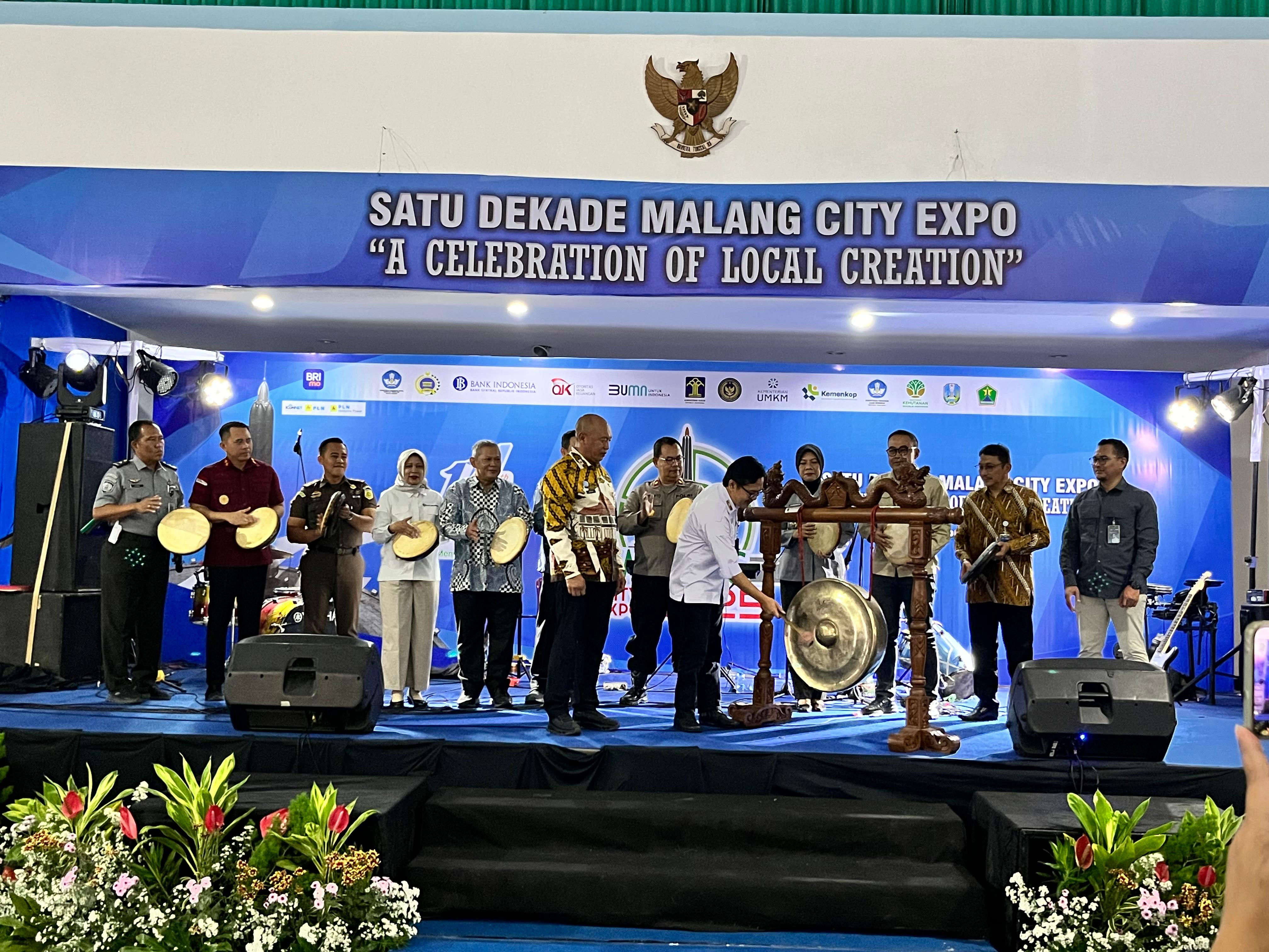 MERIAH: Booth Imigrasi di Malang City Expo 2025 Dipadati Pengunjung, Hadirkan Layanan Paspor dan Informasi Keimigrasian.