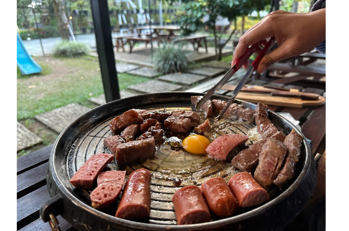 Suasana BBQ di Highland Grill Gunung Arjuna. Salah satu tempat grill hidden gem di Malang. (Google Maps/Putra Riski Adi)