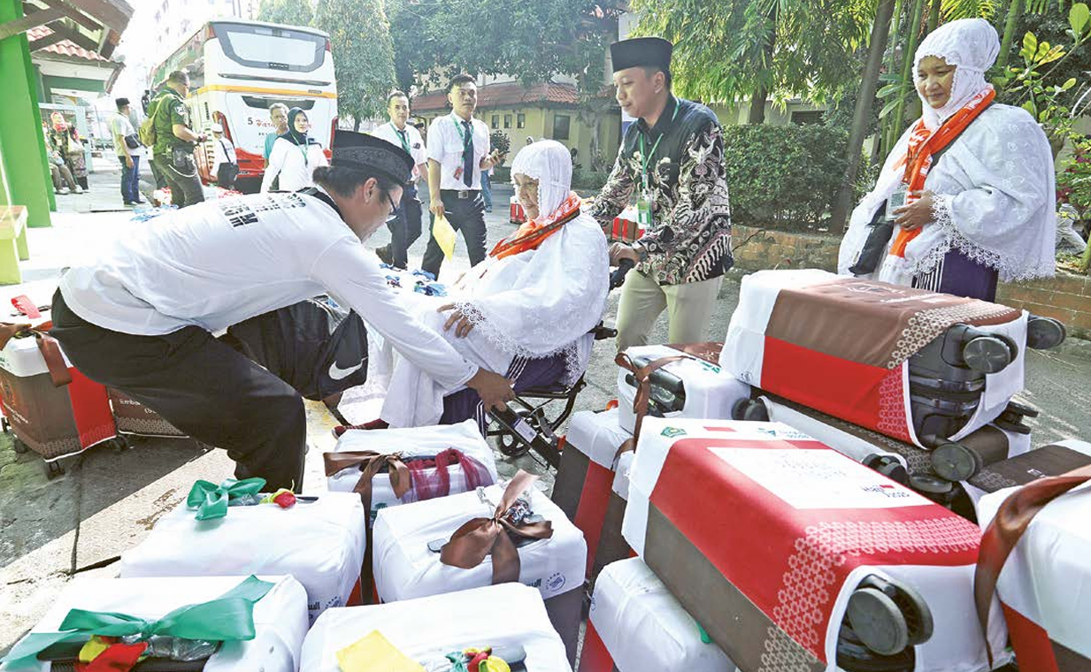 RISIKO TINGGI: Calon Jamaah Haji (CJH) kloter awal tiba di asrama Haji Embarkasi Surabaya (AHES) kemarin.