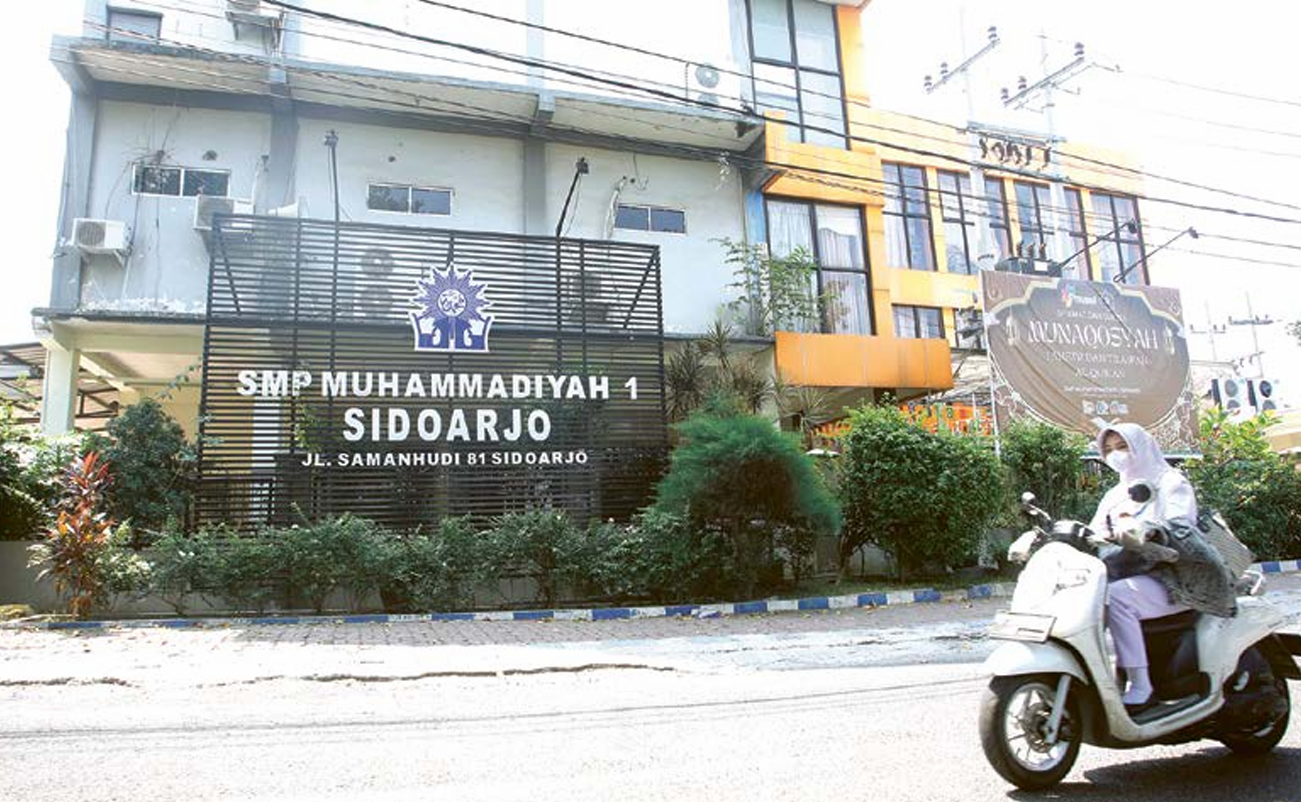 SATU SISTEM: SMP Muhammadiyah 1 Sidoarjo jadi salah satu sekolah swasta yang masuk dalam SPMB online. (ANGGER BONDAN/JAWA POS)