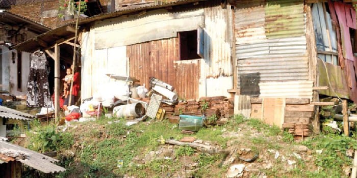 TUNGGU GILIRAN: Rumah warga di Kelurahan Tanjungrejo, Kecamatan Sukun masuk kategori layak untuk mendapat bantuan dari pemkot.