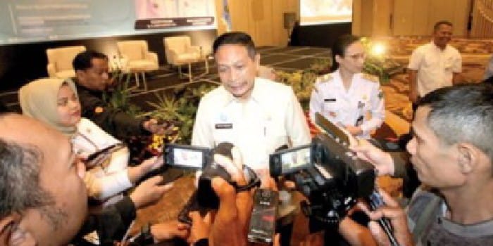 INSTRUKSIKAN PENGAWASAN: Wali Kota Malang Wahyu Hidayat memberikan keterangan kepada awak media setelah rapat pembahasan RPJMD 2025-2029 di Hotel Grand Mercure, Rabu lalu (30/4).